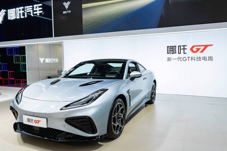 惠州345哪吒汽车在智能汽车领域的表现，领途汽车在新能源汽车市场中的影响力